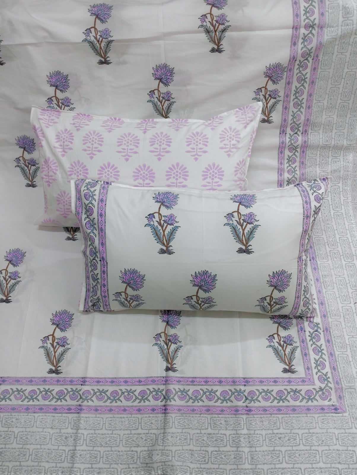 100% Pure Cotton Handblock 200 TC Percale King Size Bedsheet With Two Pillow Covers, Purple & White