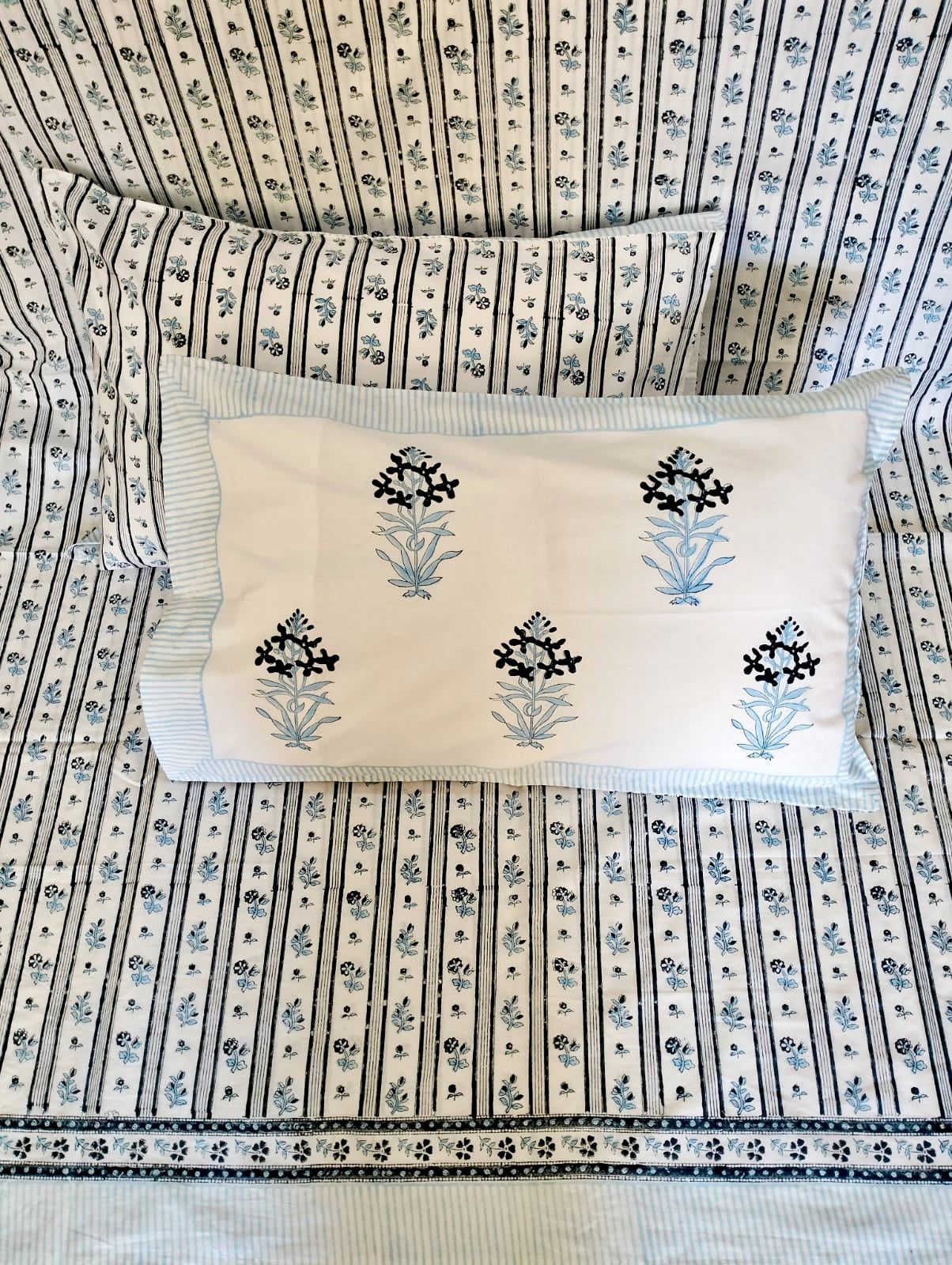 100% Pure Cotton Handblock 200 TC Percale King Size Bedsheet with Two Pillow Covers, Shades Of Blue